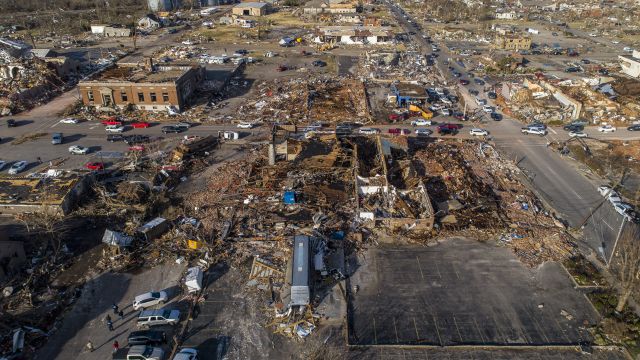 Biden po 24 ničivých tornádech vyhlásil v Kentucky stav katastrofy